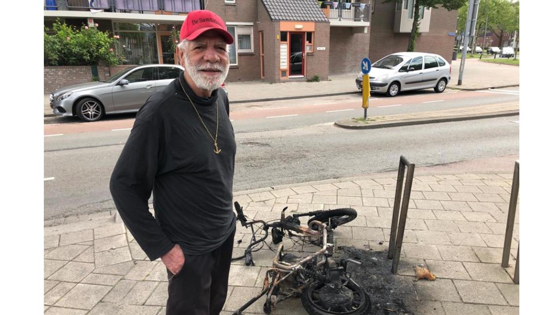 Rotterdamse Sambalman stopt ermee na brommerbrand, wie volgt hem op?