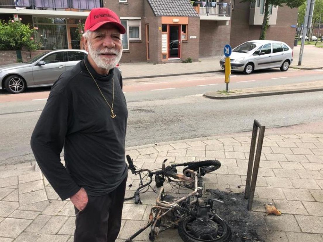 De Sambalman bij zijn afgebrandde brommer