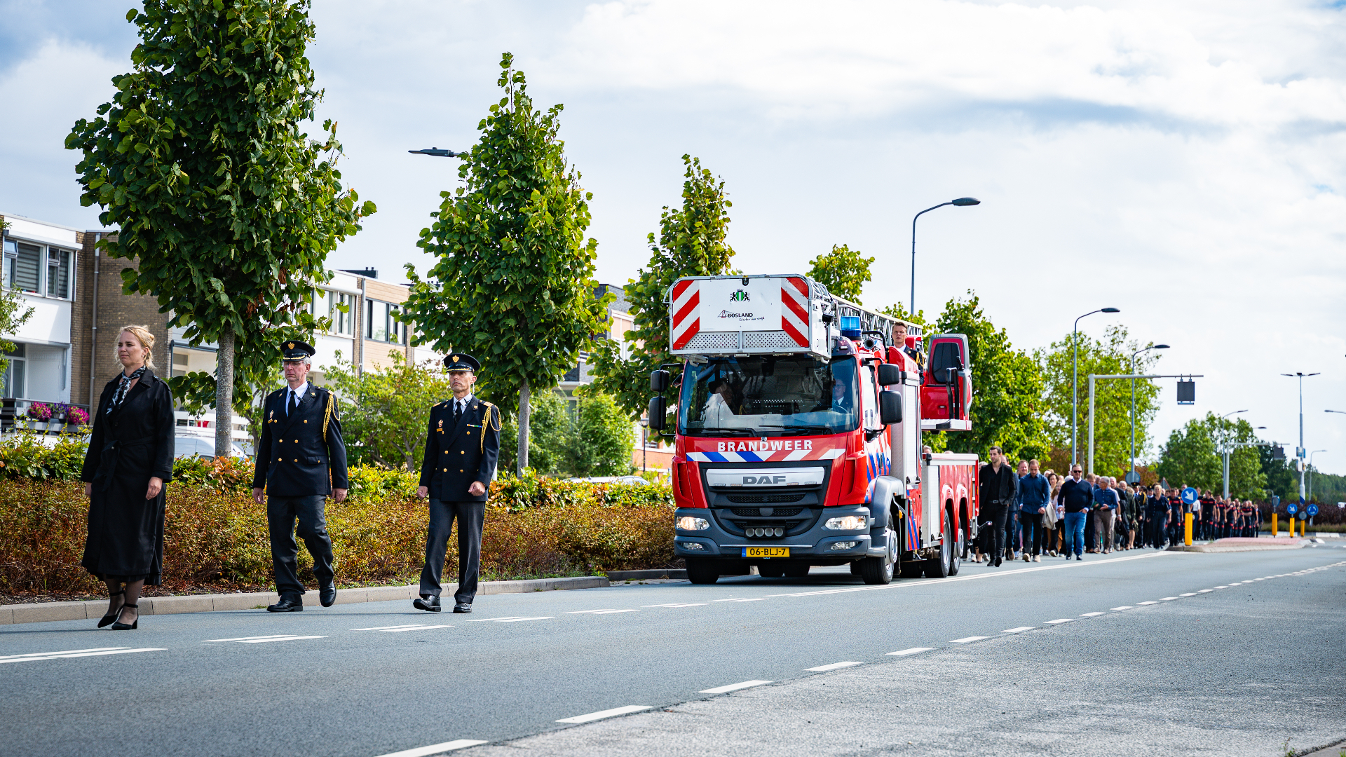 Overleden brandweerman wordt naar laatste rustplaats gebracht.