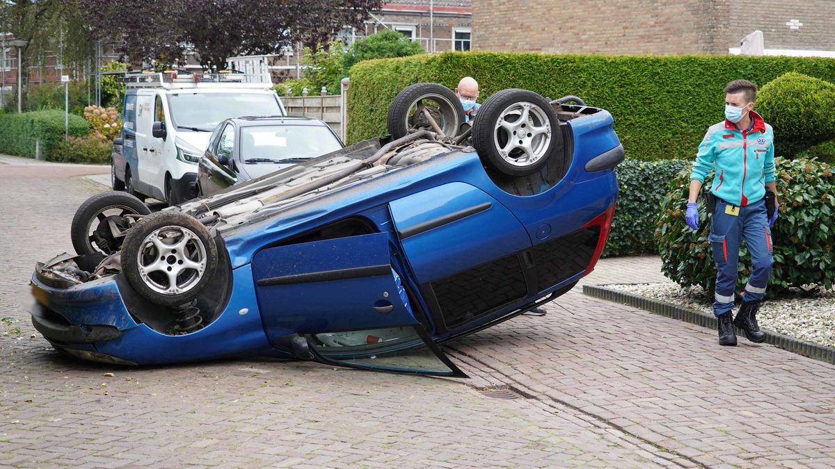 Auto slaat over de kop in Paterswolde