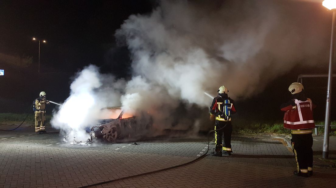 De brandweer kon de auto niet redden (Rechten: Persbureau Meter)