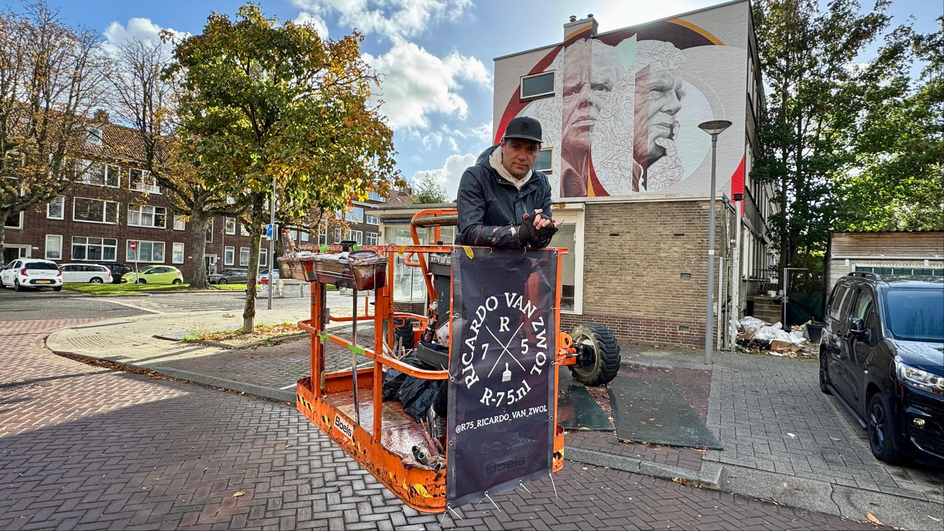 Muralist Richard van Zwol bij zijn muurschildering van Leo Beenhakker.