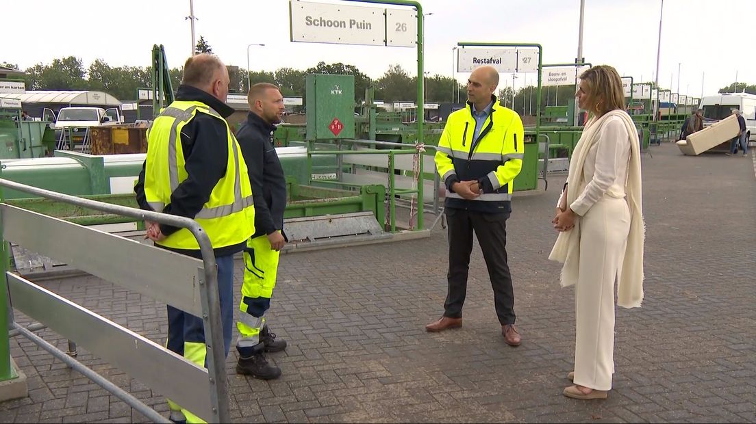 Koningin Máxima bezoekt de milieustraat van de Dar in Nijmegen.