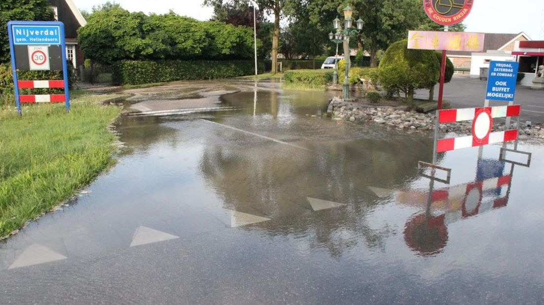 Opnieuw straat onder water in Nijverdal