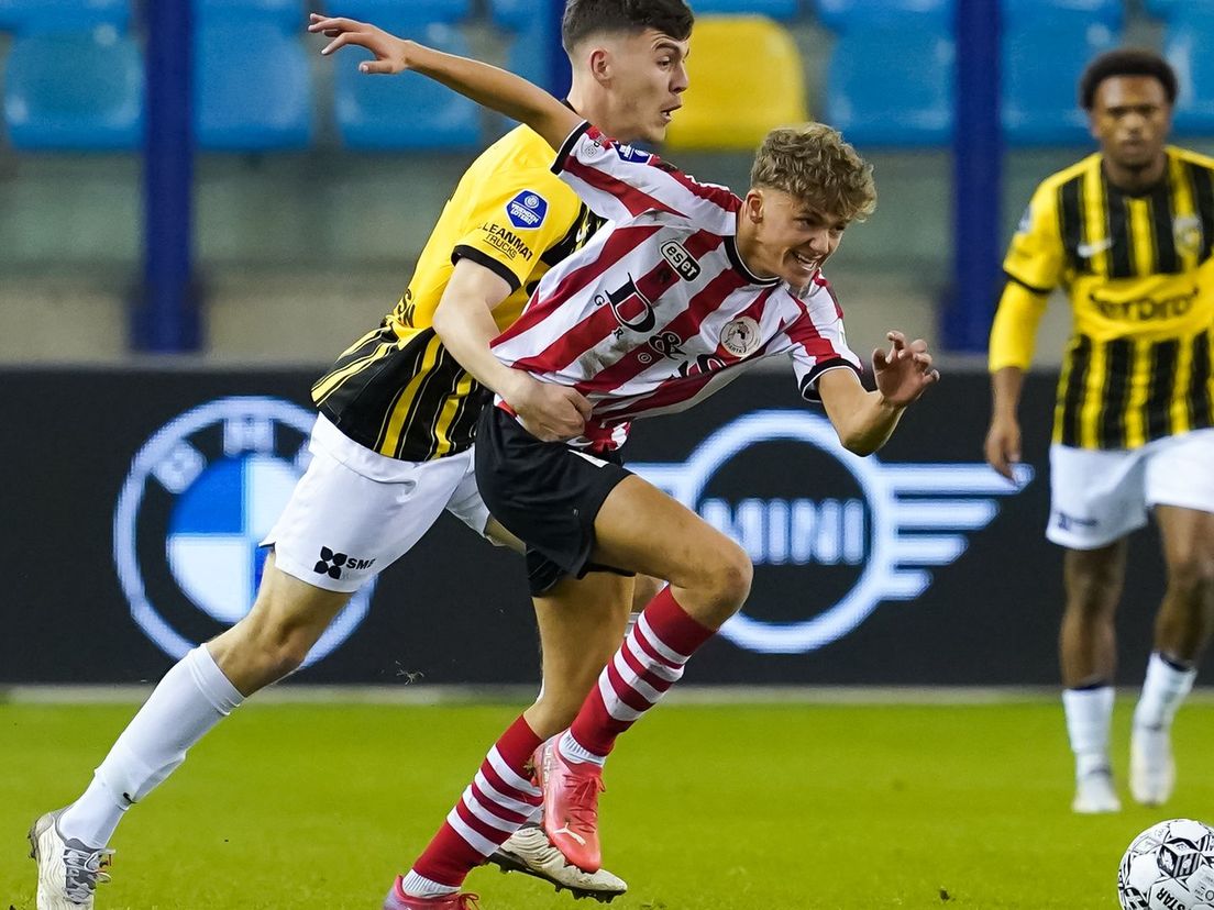 Sven Mijnans in een fel duel met Jacob Rasmussen tijdens Vitesse-Sparta