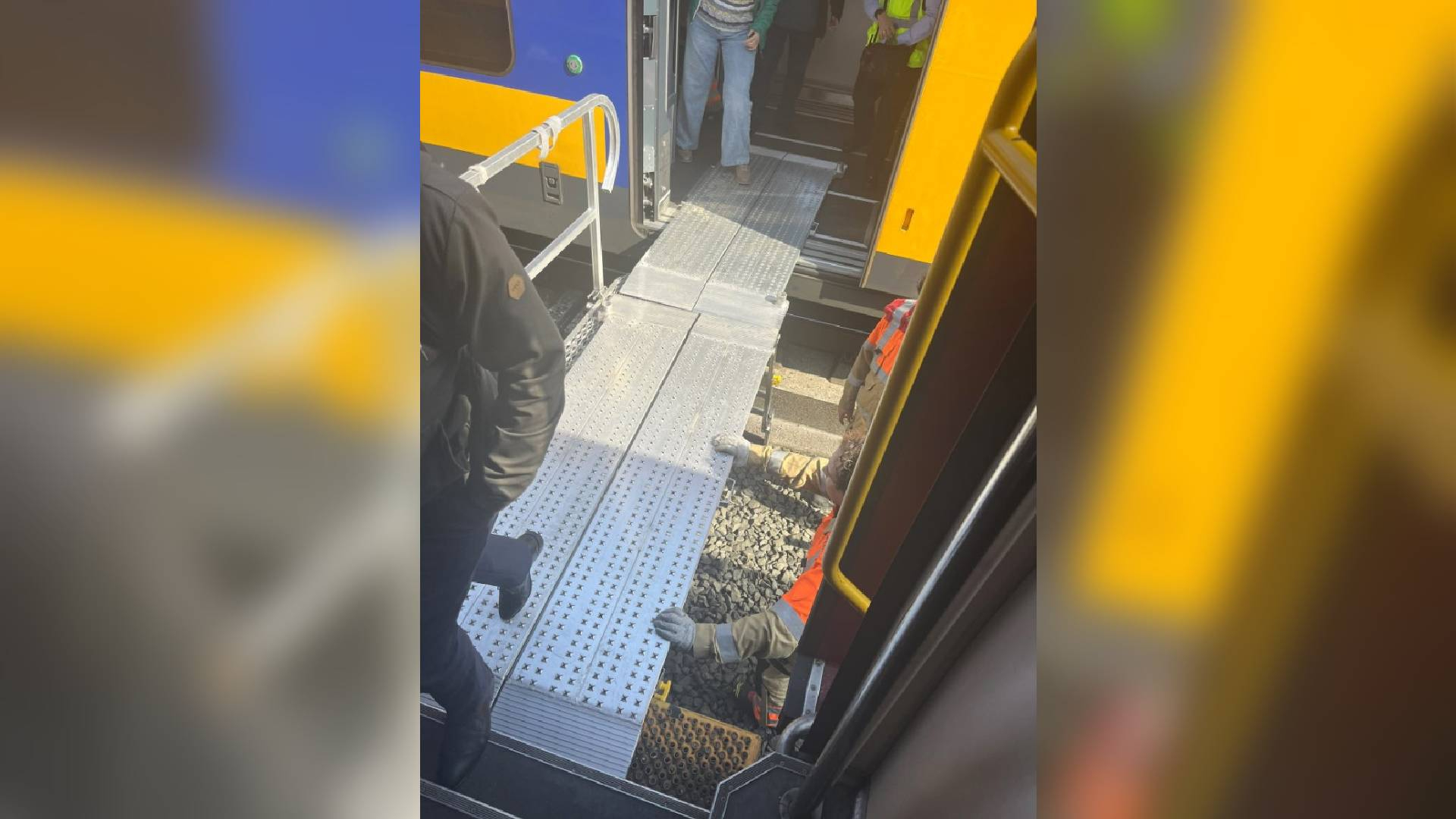 Reizigers worden van de ene naar de andere trein geëvacueerd