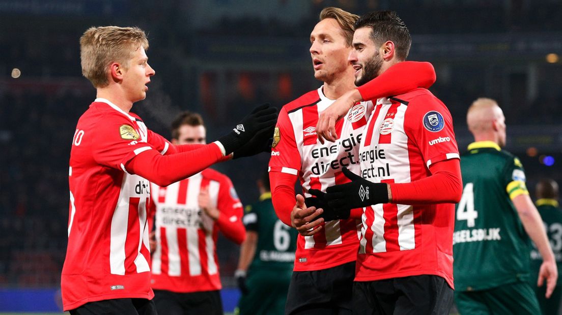 PSV'ers Oleksandr Zinchenko, Luuk de Jong en Gastón Pereiro vieren de 1-0 