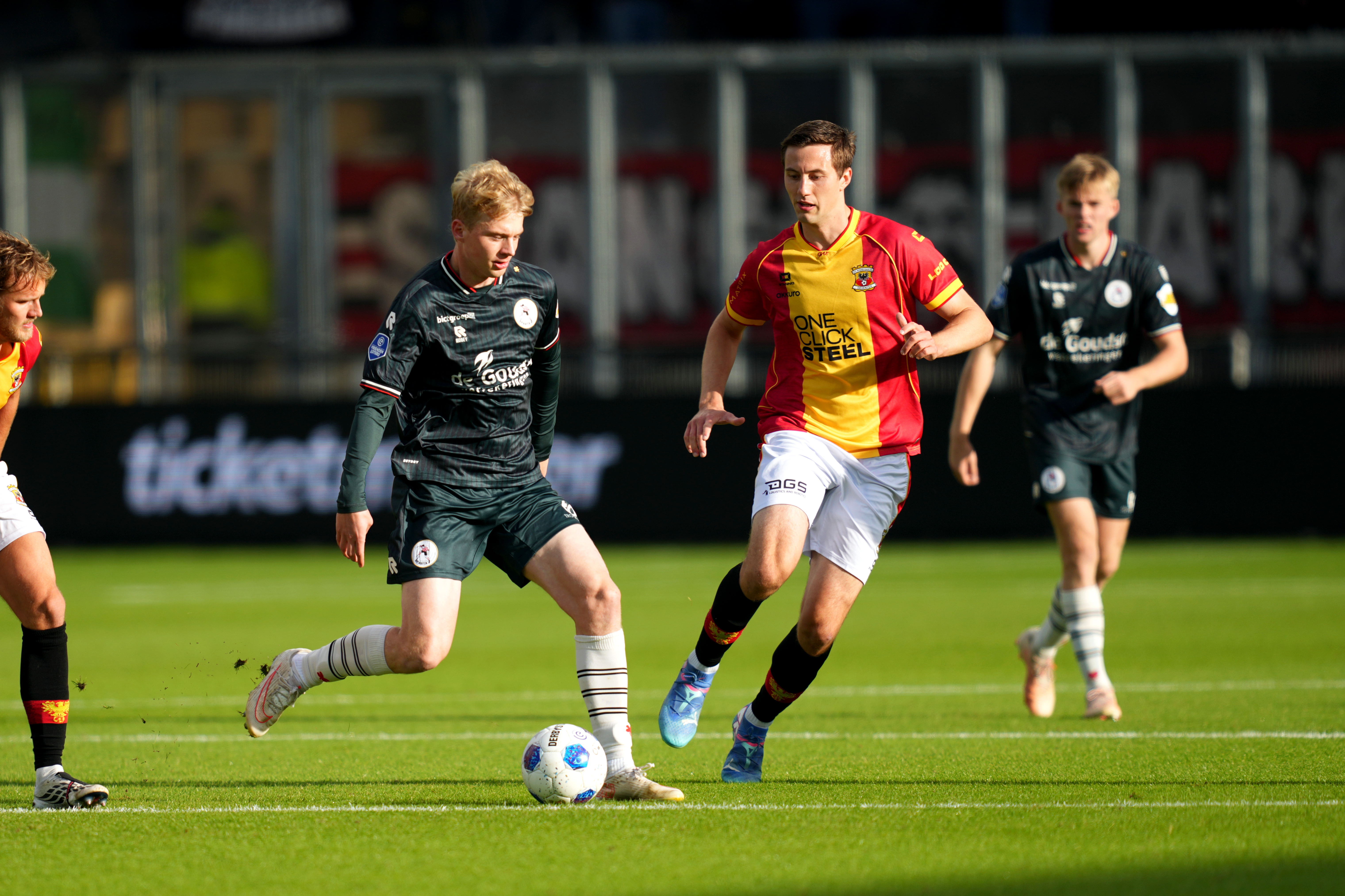 Cedric Hatenboer in actie tijdens Go Ahead Eagles-Sparta