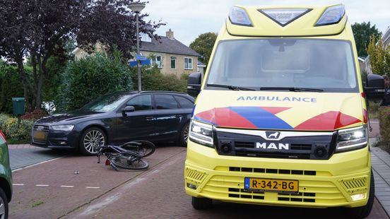 Fietser gewond bij botsing met auto in Paterswolde. Fietser gewond bij botsing met auto in Paterswolde.