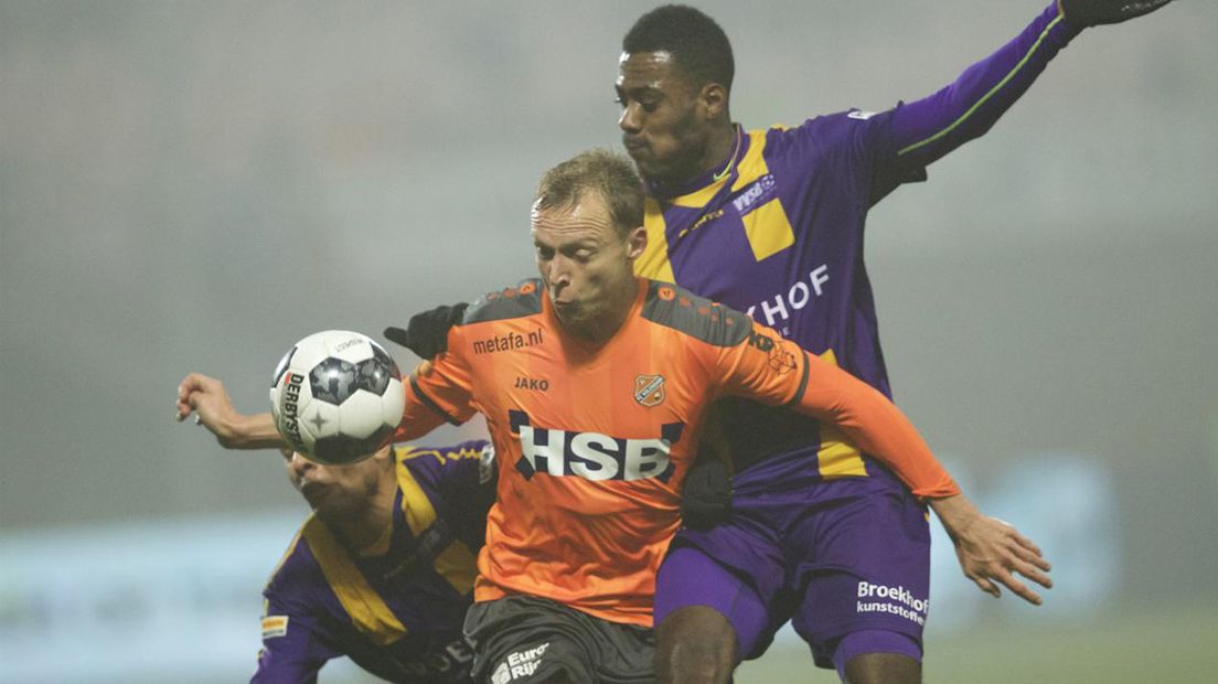 VVSB-speler Giovialli Serbony in duel met Henny Schilder van FC Volendam