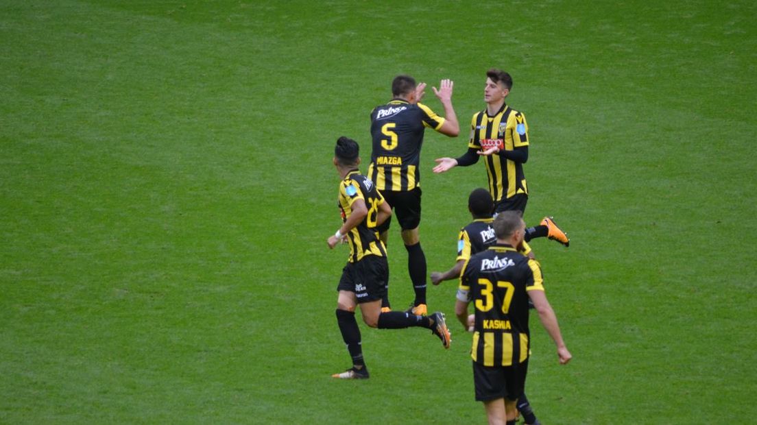 Vitesse heeft thuis tegen Utrecht met 1-1 gelijk gespeeld. De eerste helft was niet om aan te zien, na rust was het beter en dat kwam met name door de thuisclub.