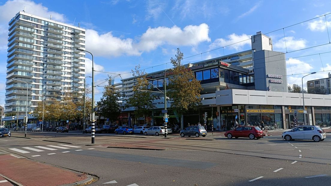 Het winkelcentrum in volle glorie, met links de flat Bellavista