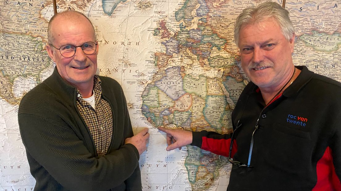 Joop Savenije en René Heupink wijzen Liberia op de wereldkaart aan