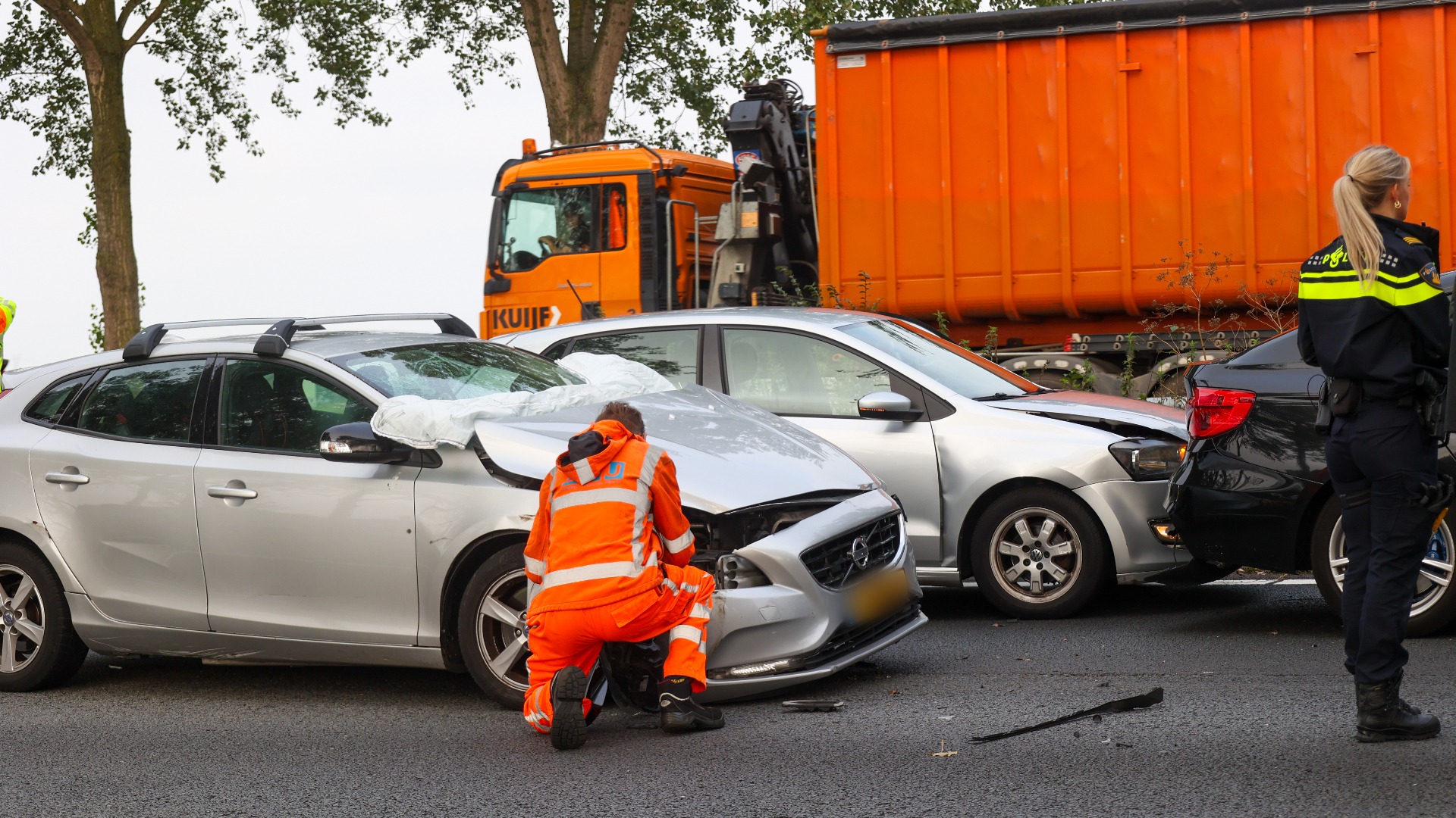 Meerdere auto's botsten tegen elkaar op de A20 bij Moordrecht.