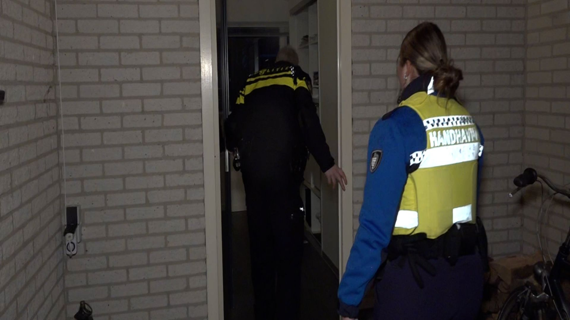 Agenten wandelen zo huizen binnen bij actie in Dinxperlo
