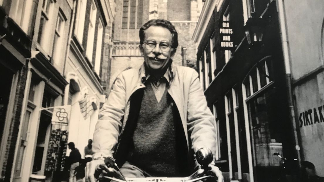 Een foto in de expositie van Dick Bruna fietsend bij de Domtoren.