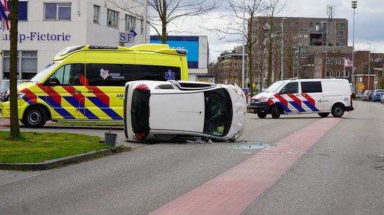 Auto belandt op zijkant bij ongeluk in Hoogeveen.