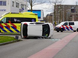 Auto belandt op zijkant bij ongeluk in Hoogeveen