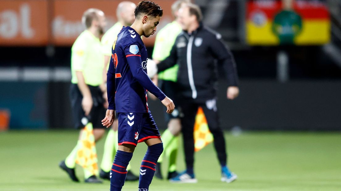 FC Emmen-verdediger Caner Cavlan loopt teleurgesteld van het veld na de nederlaag tegen Heracles Almelo (Rechten: ANP)