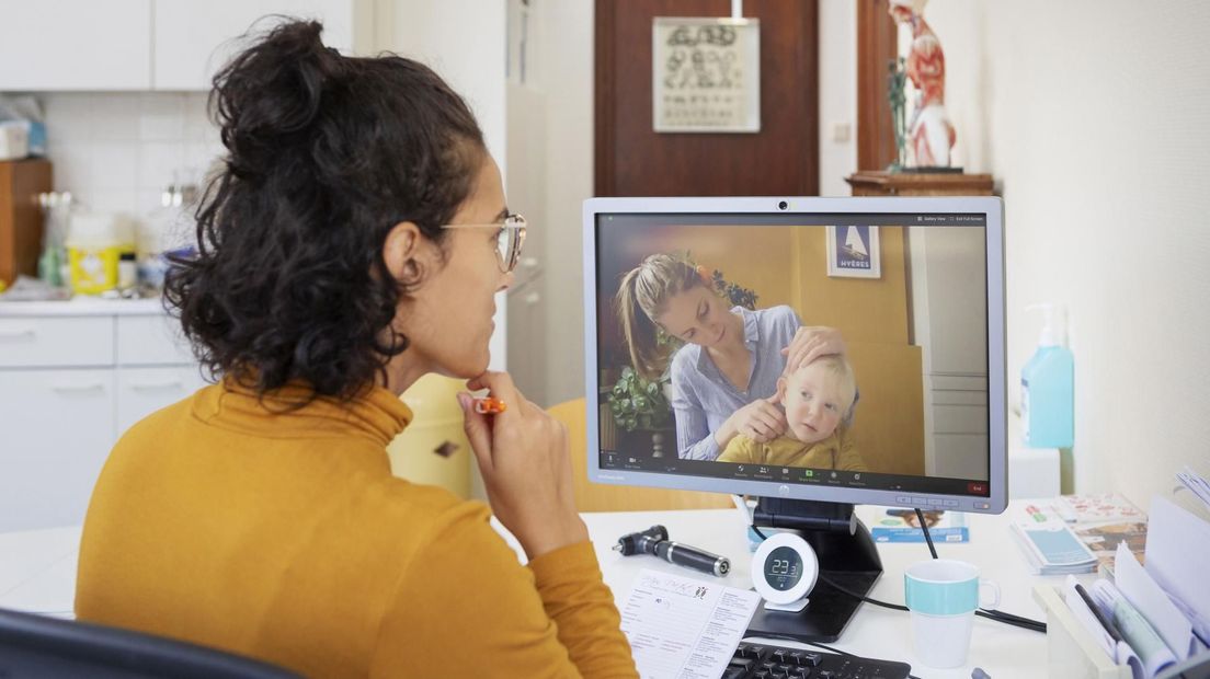 Een huisarts houdt een online spreekuur