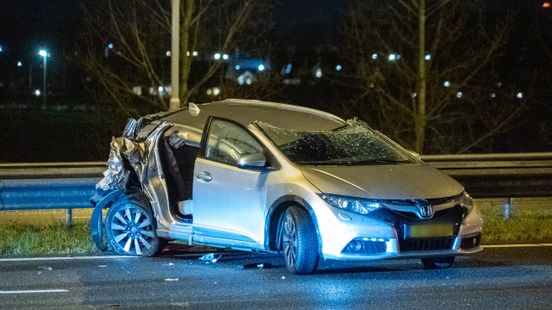 Auto opengeknipt na botsing op A15. Auto opengeknipt na botsing op A15.