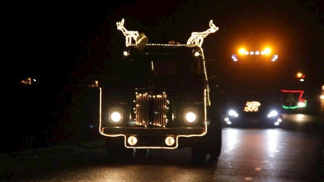 De stoet met 35 verlichte trucks