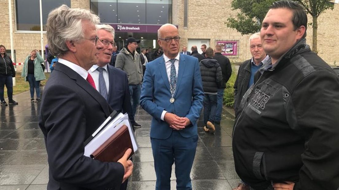 Provincie in gesprek met een actievoerder.