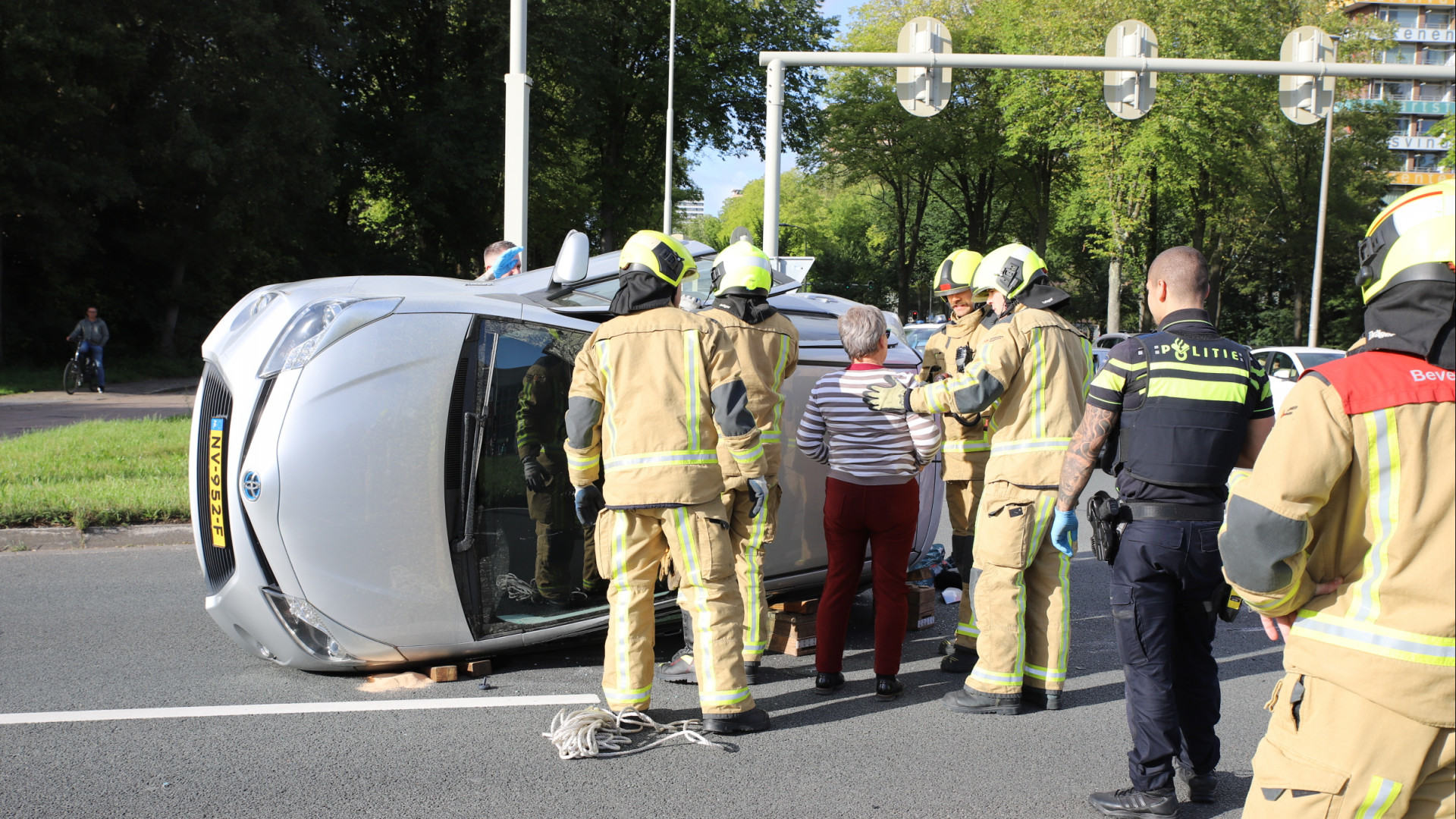 112-nieuws | Auto Belandt Op Zijkant Na Aanrijding - Politie Doet ...