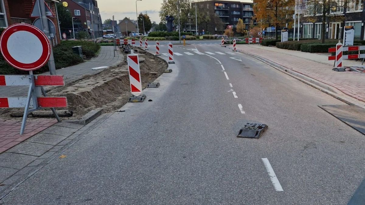 Verkeersborden en paaltjes langs wegwerkzaamheden vernield