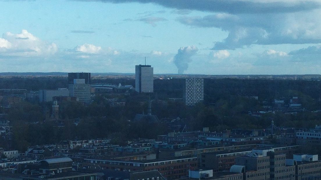 De rookpluim was te zien in Utrecht.