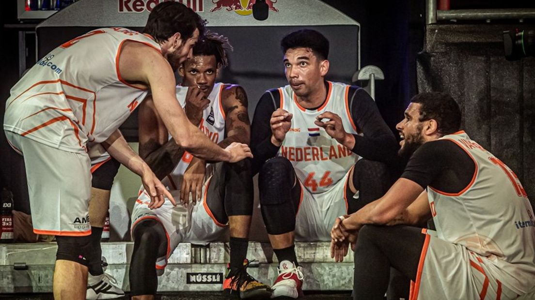 Arvin Slagter en Julian Jaring (links) coachen hun teamgenoten