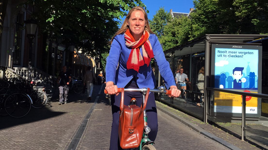 Wethouder Lot van Hooijdonk op de fiets.