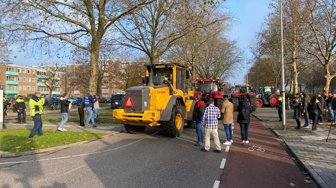 Boeren en sympathisanten demonstreren bij provinciehuis in Zwolle