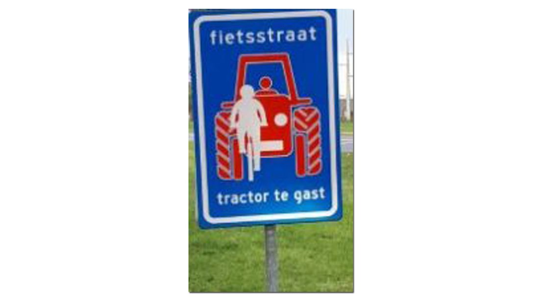 Een tractor te gast-bord in Kampen.