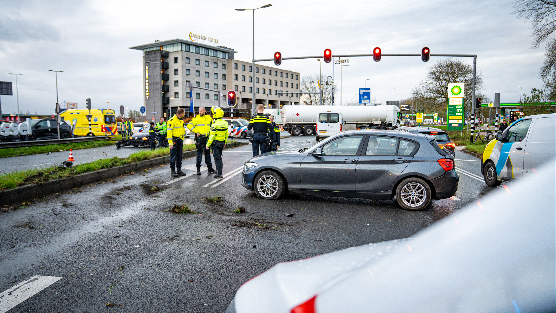 Drie gewonden en ravage bij ongeluk met autos en busje.