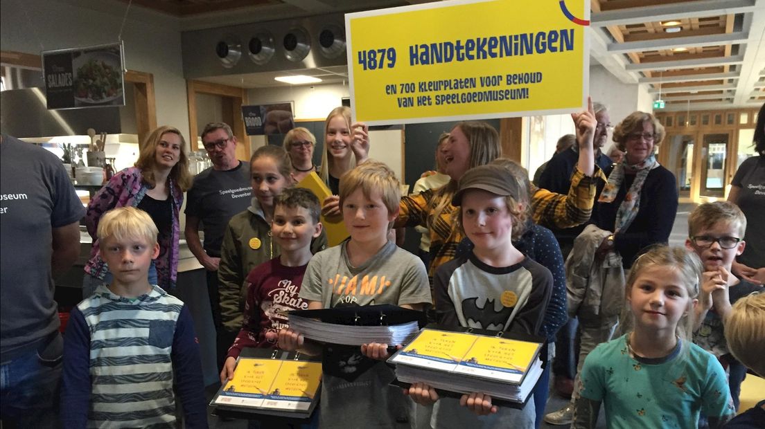 Duizenden handtekeningen en honderden kleurplaten zijn vanavond aan de burgemeester overhandigd