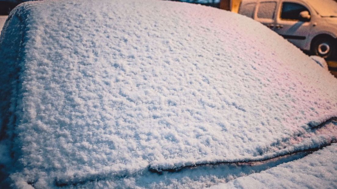 In Enschede ligt vanavond zo'n centimeter tot anderhalve centimeter sneeuw op auto's