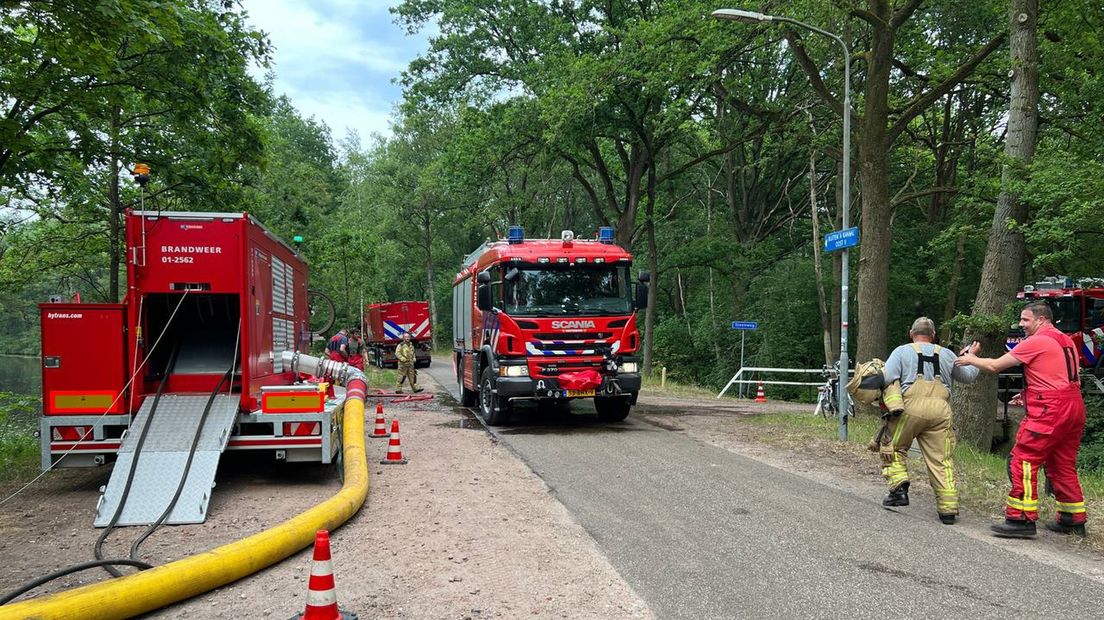 De brandweer probeert de watervoorziening op gang te krijgen