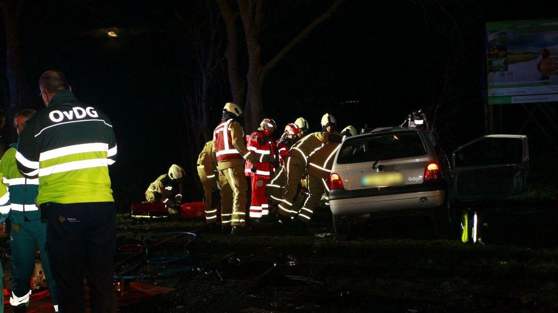 De brandweer bevrijdt mensen uit hun auto (Rechten: Van Oost Media)