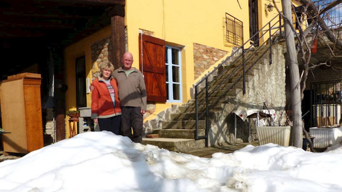 Willeke en Jan voor hun beschadigde woning