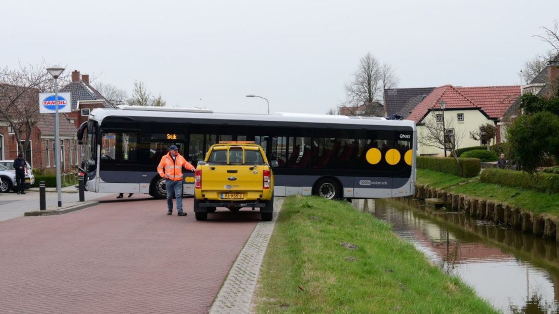 De bus hangt gedeeltelijk boven de Wijmers in Loppersum