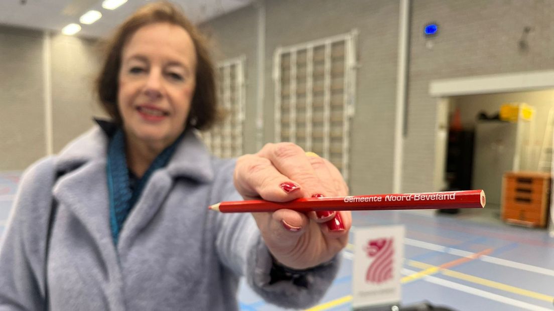 Loes Meeuwisse lakte haar nagels in dezelfde kleur als het stempotlood