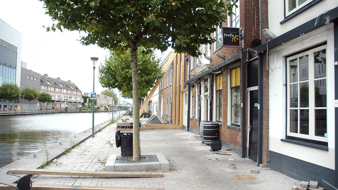 Een leeg terras voor het restaurant aan de Rijn