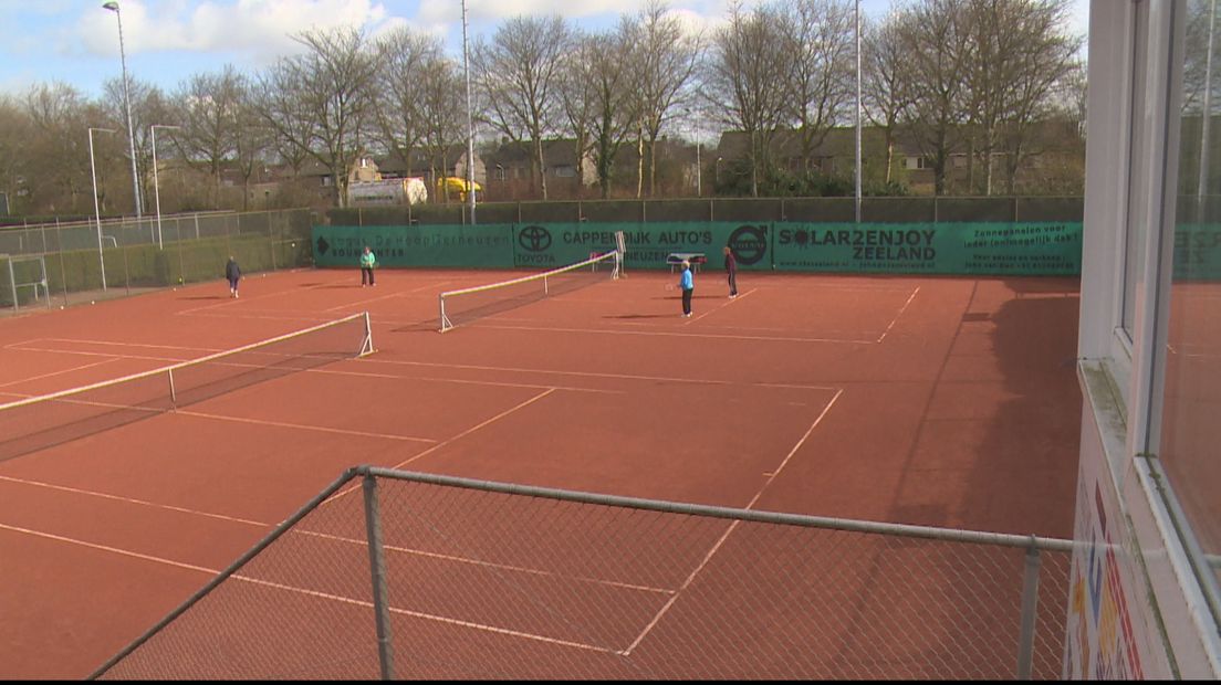 'Van de elf tennisbanen hebben ze er maar zes nodig' (video)