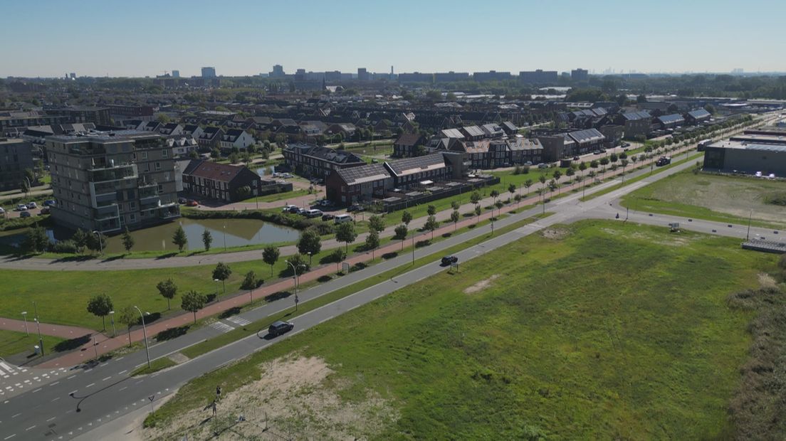De beoogde locatie ligt tegenover een woonwijk