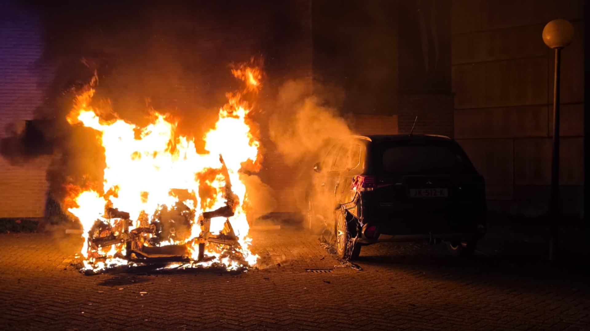 De auto ging in vlammen op.