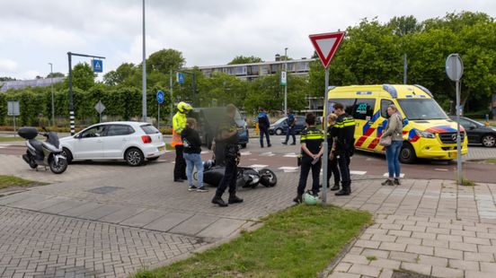 Tieners naar ziekenhuis na aanrijding scooter | Honkbalknuppels gevonden na bedreiging. Tieners naar ziekenhuis na aanrijding scooter | Honkbalknuppels gevonden na bedreiging.
