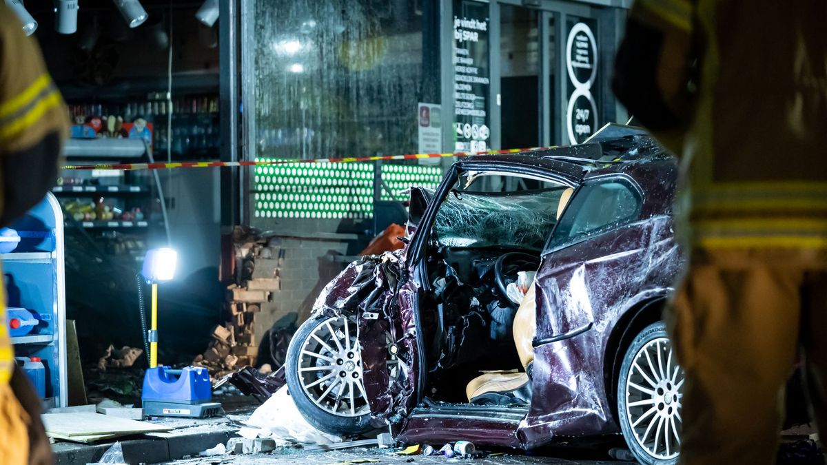 VIDEO: Auto richt ravage aan na rammen van tankstation