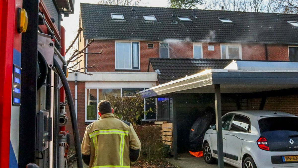 Brand breekt uit op eerste verdieping in Asser rijtjeshuis