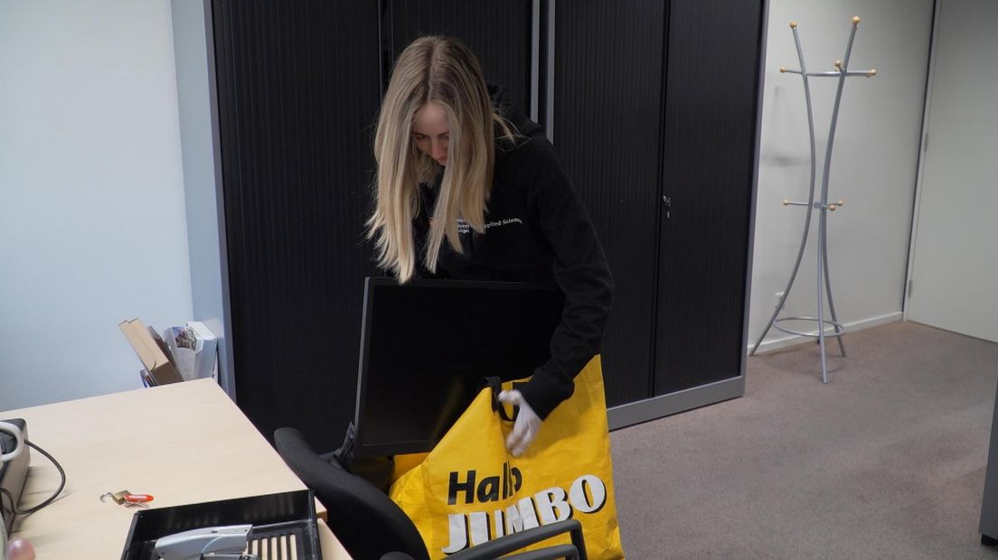 Eén van de Hanze-medewerkers neemt haar computerbeeldscherm mee in een boodschappentas.